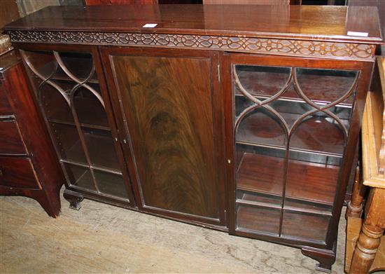 Glazed Chippendale style cabinet(-)